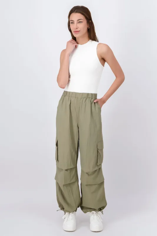 Pantalón parachute cargo bolsillos sold by Shasa