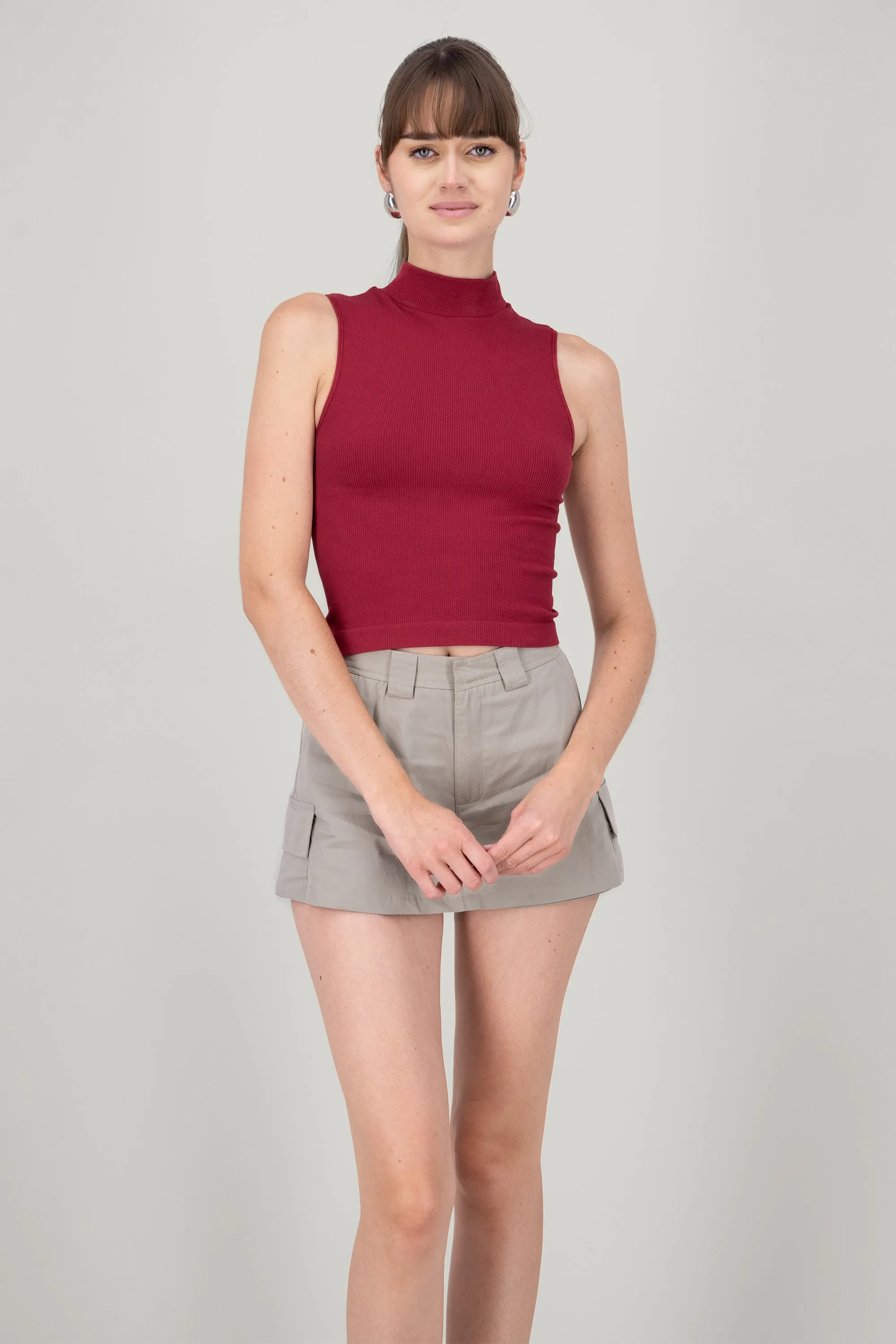 Top cuello alto de rib sin manga sold by Shasa