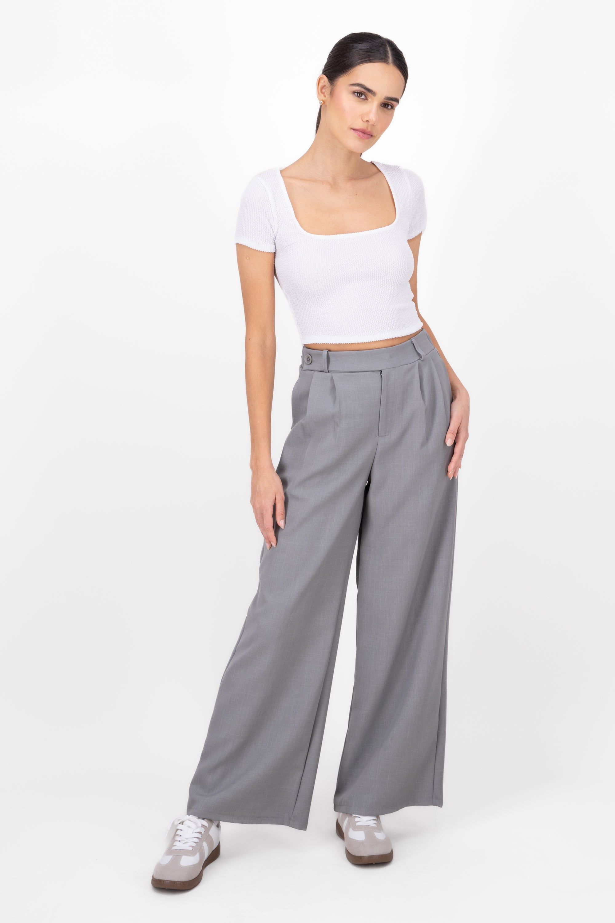 Pantalon pinzas detalle pretina sold by Shasa