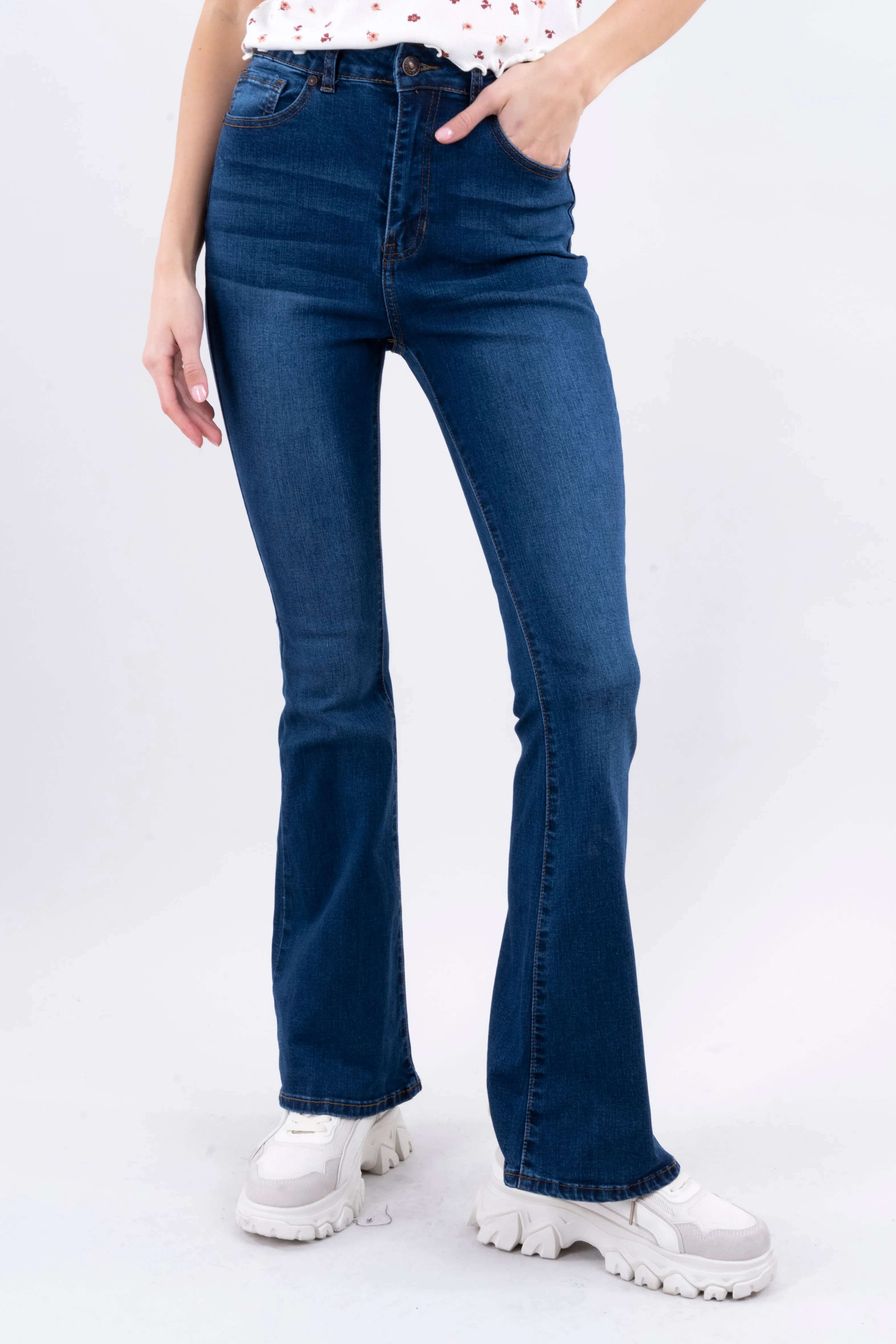Jeans Flared Ligeramente Deslavados sold by Shasa