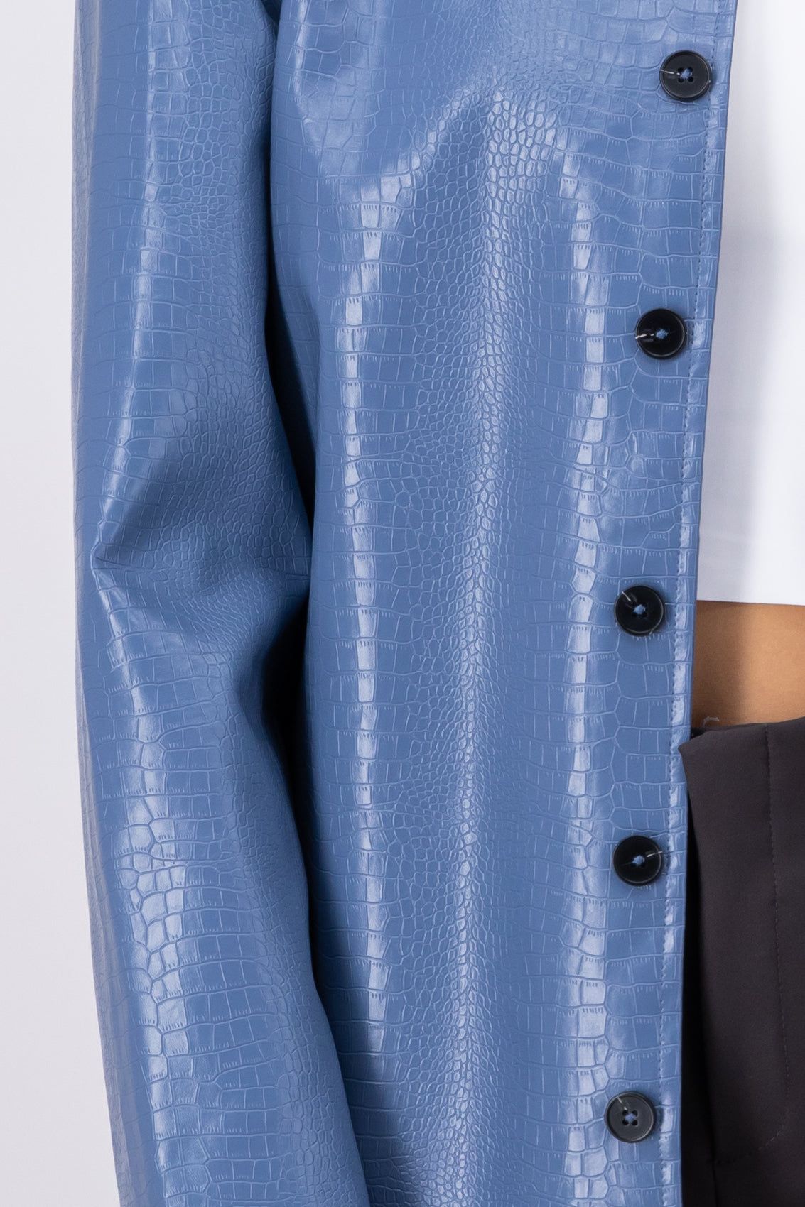 Chamarra efecto piel textura croco sold by Shasa product image thumbnail 5