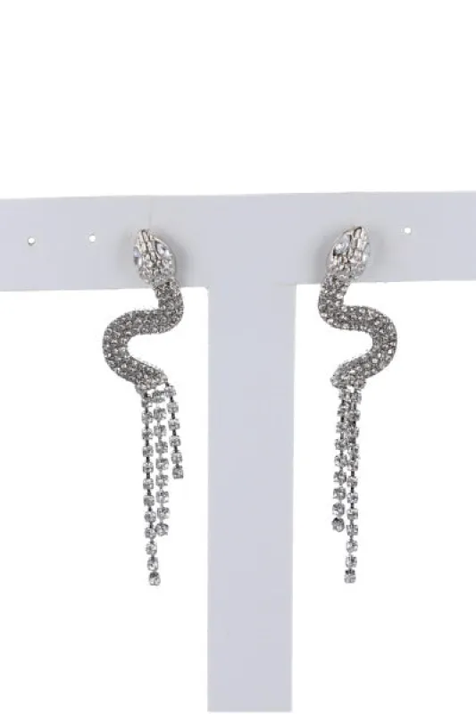 Aretes largos serpiente sold by Shasa