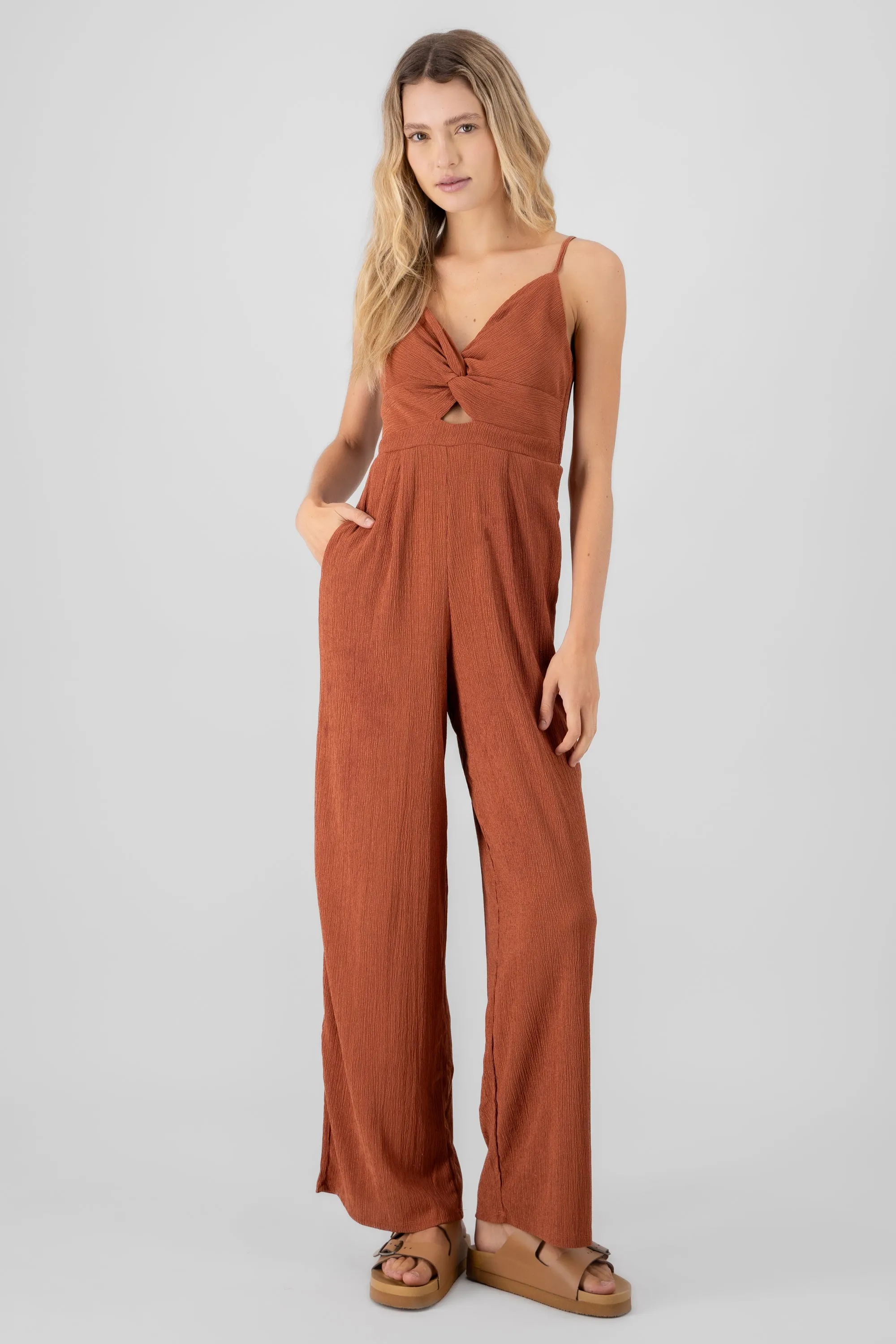 Jumpsuit escote cruzado y abertura sold by Shasa