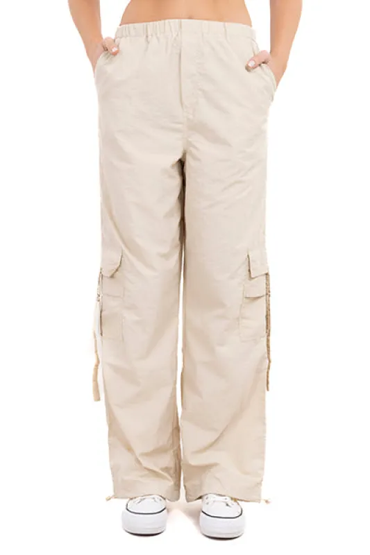 Pantalón parachute multi bolsas sold by Shasa