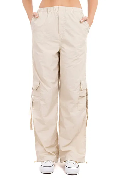 Pantalón parachute multi bolsas sold by Shasa