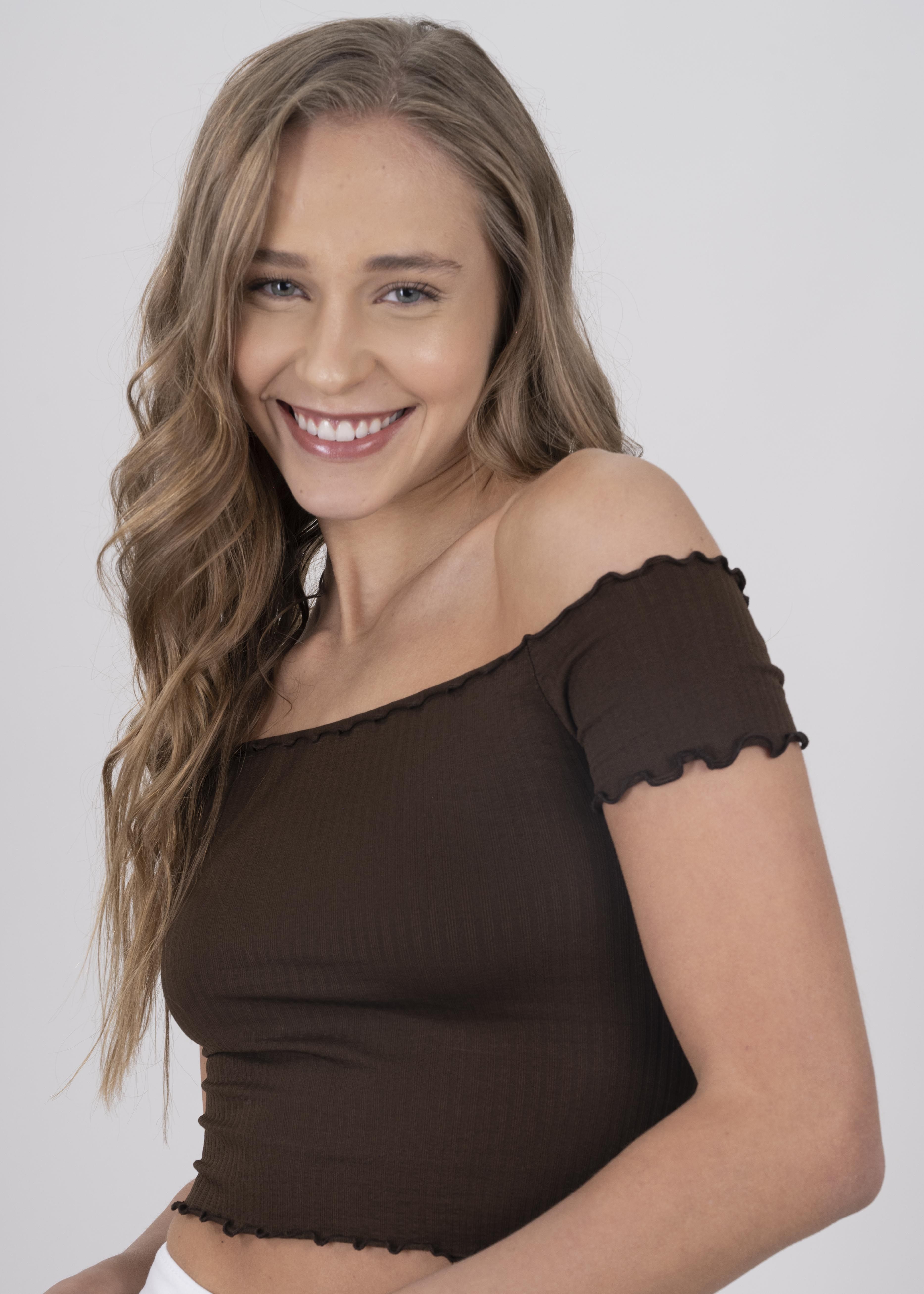 Top acanalado hombros descubiertos sold by Shasa