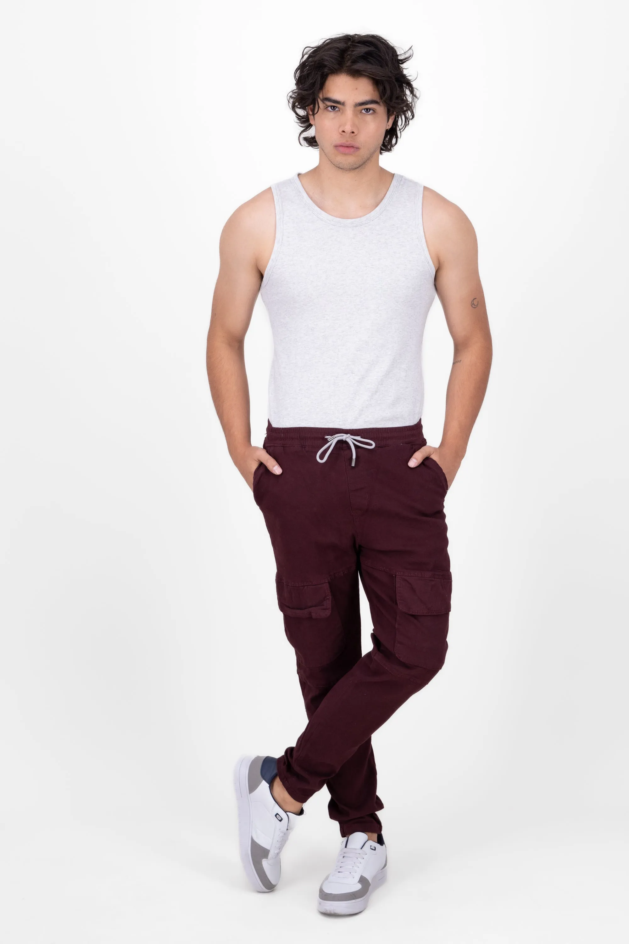 Jogger con bolsillos cargo y bastilla sold by Shasa