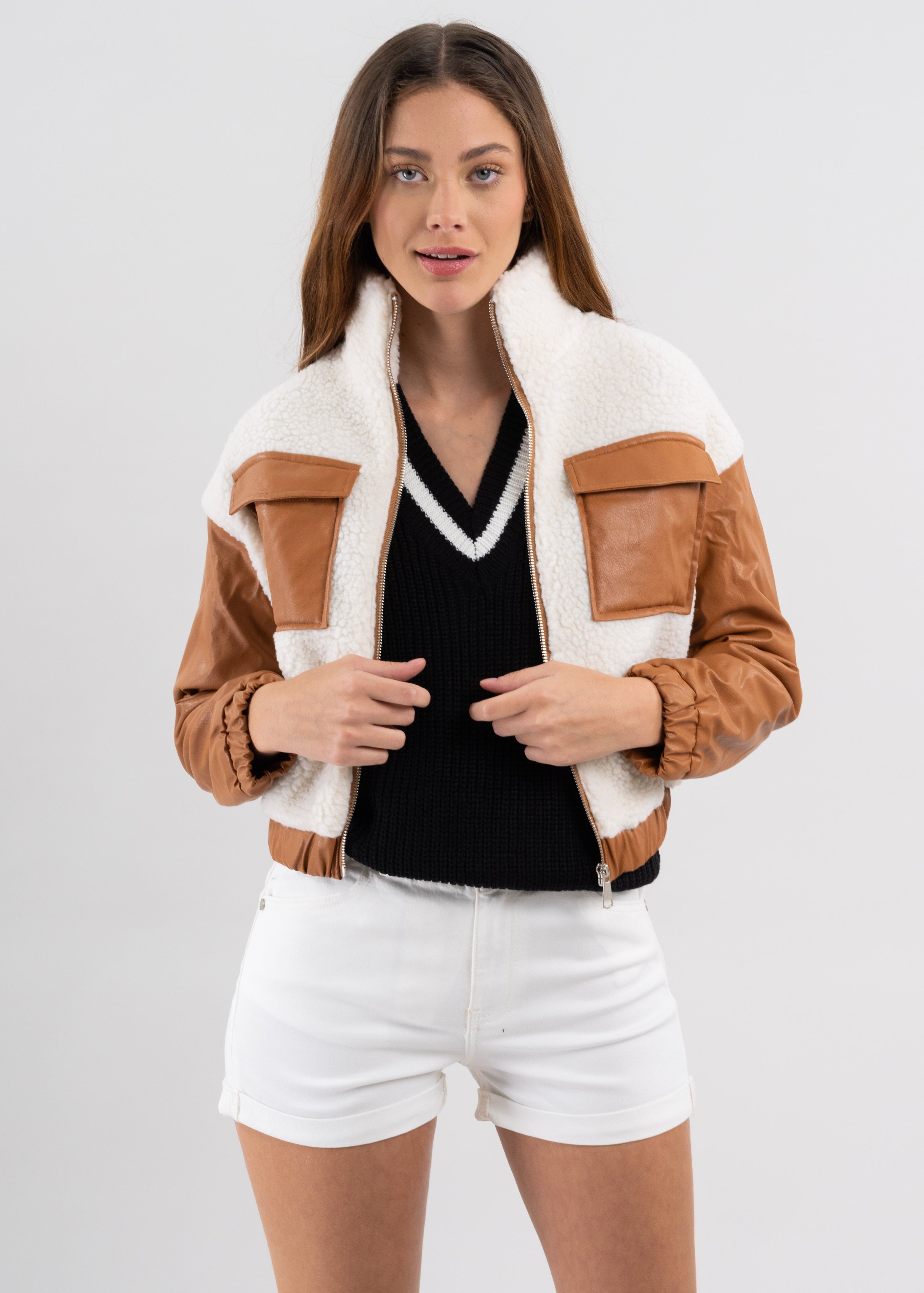 Chamarra sherpa contraste efecto piel sold by Shasa