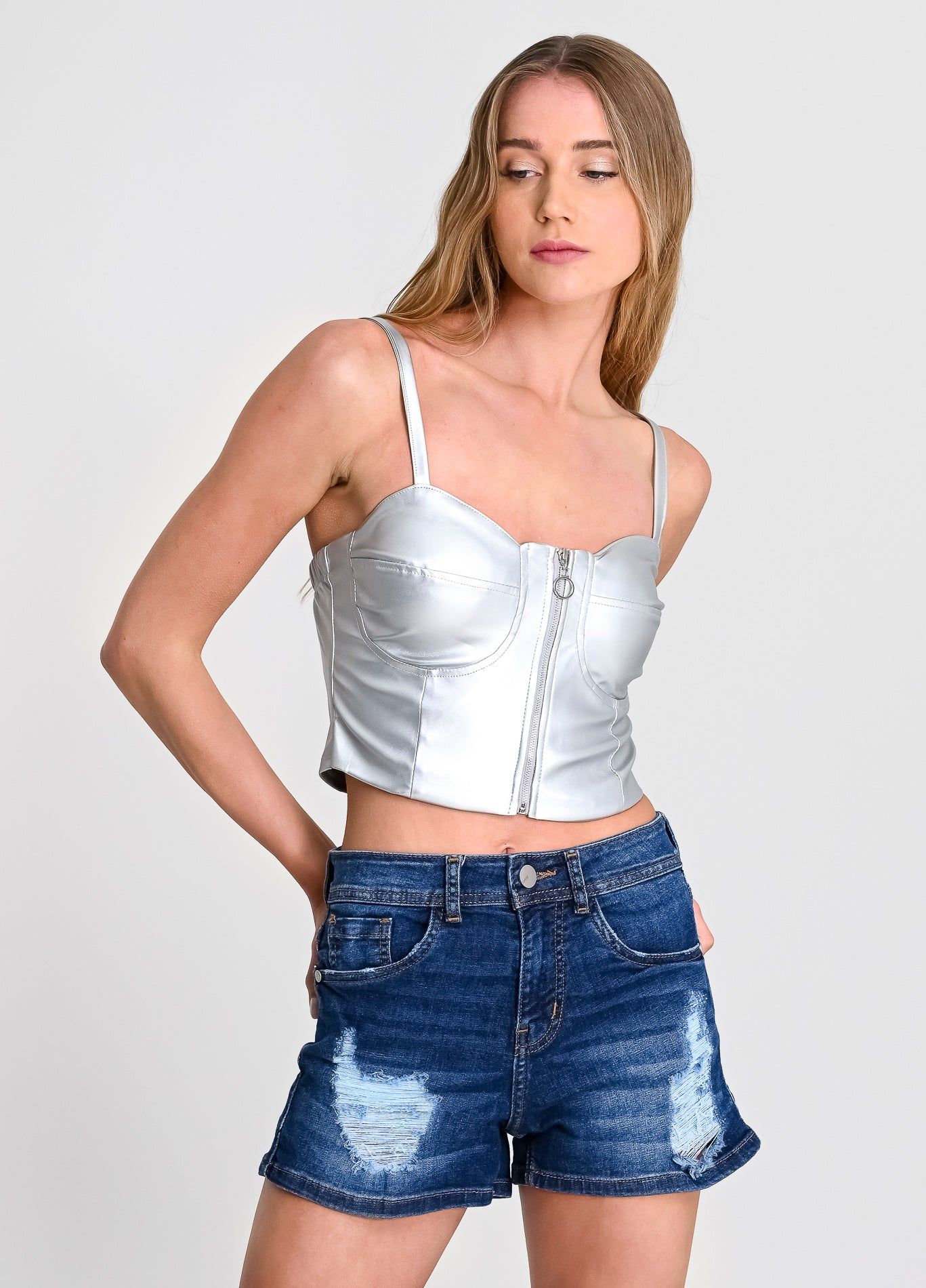 Top crop efecto piel cremallera sold by Shasa