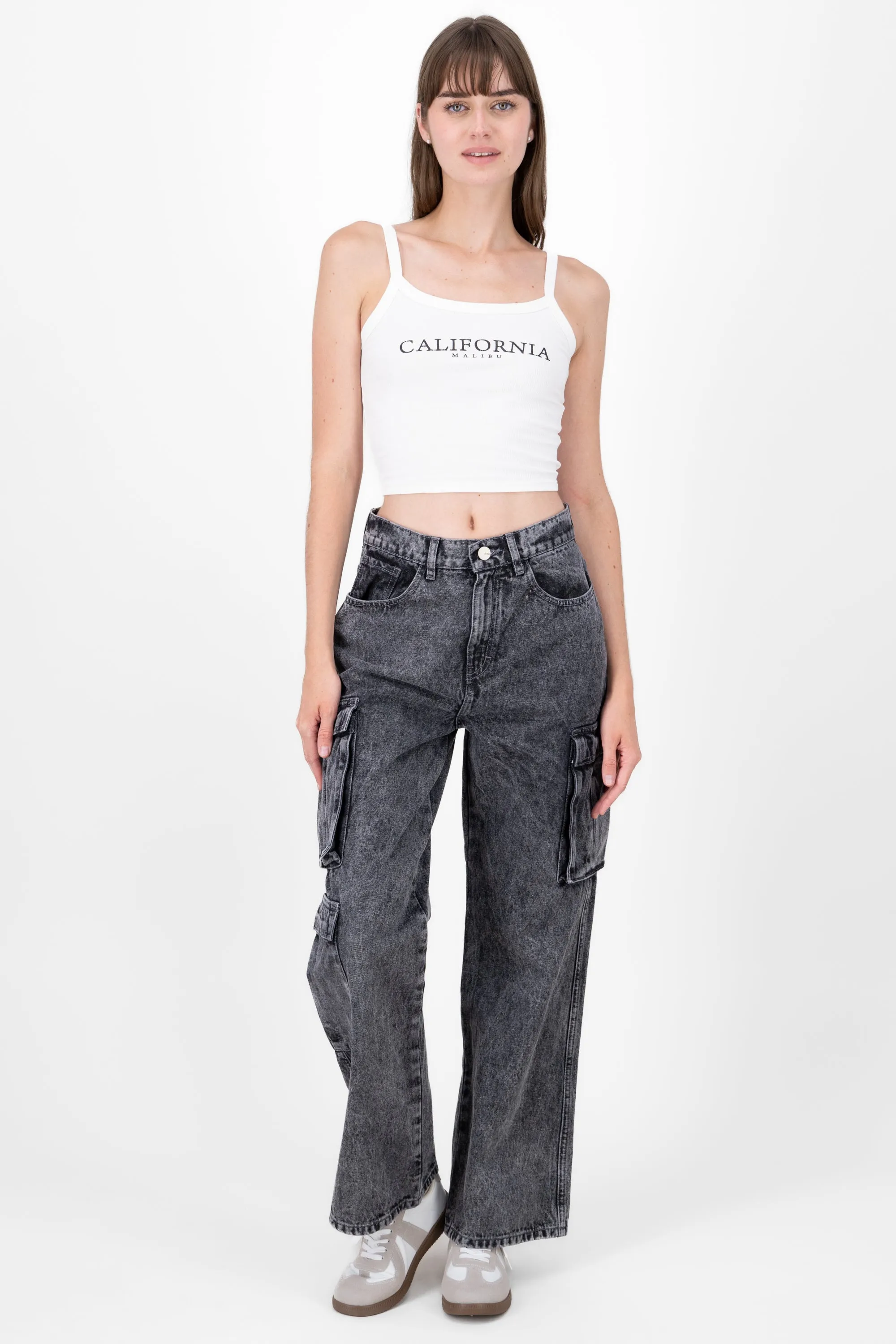 Jeans cargo 3 bolsas amplias sold by Shasa