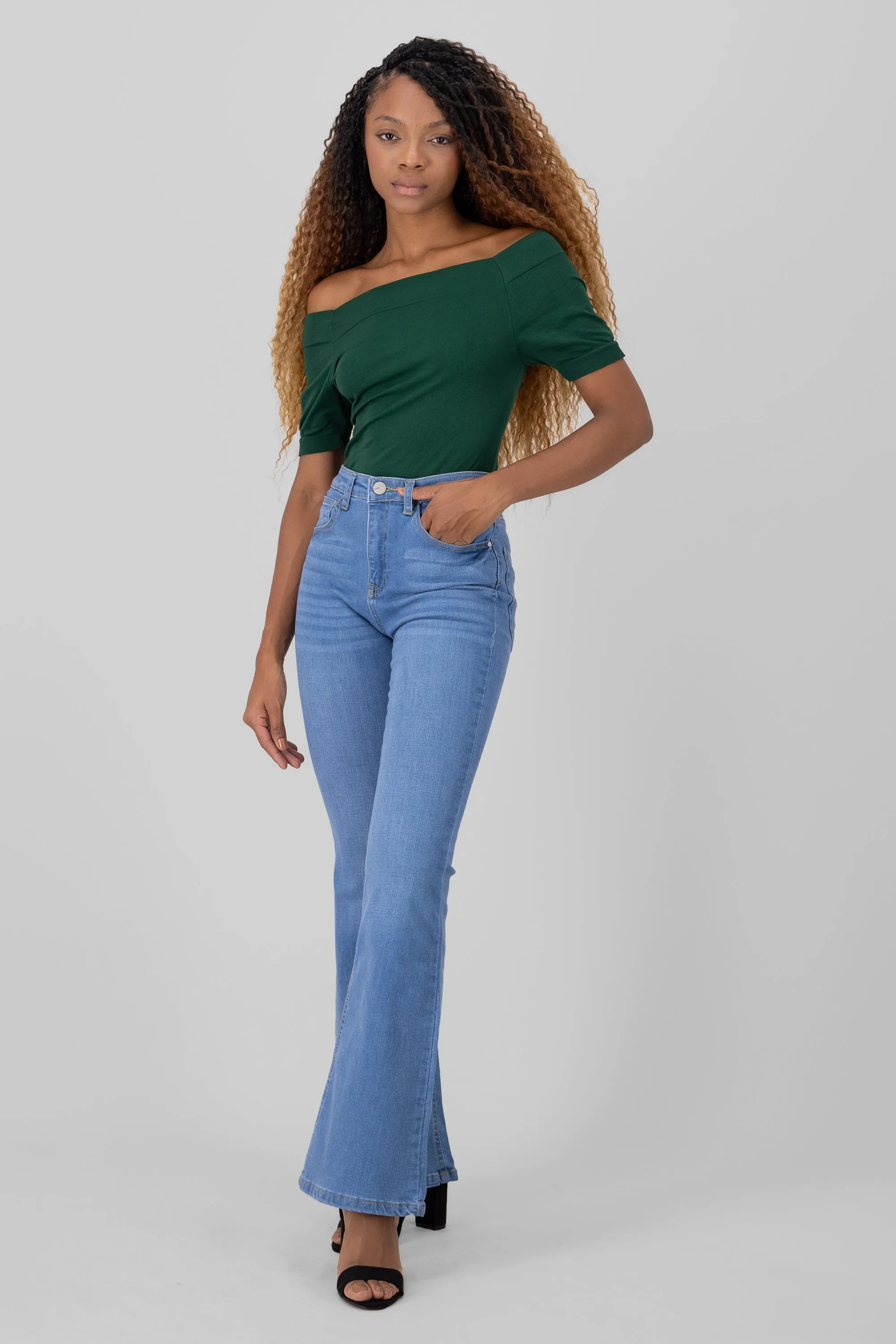 Jeans flare básicos sold by Shasa