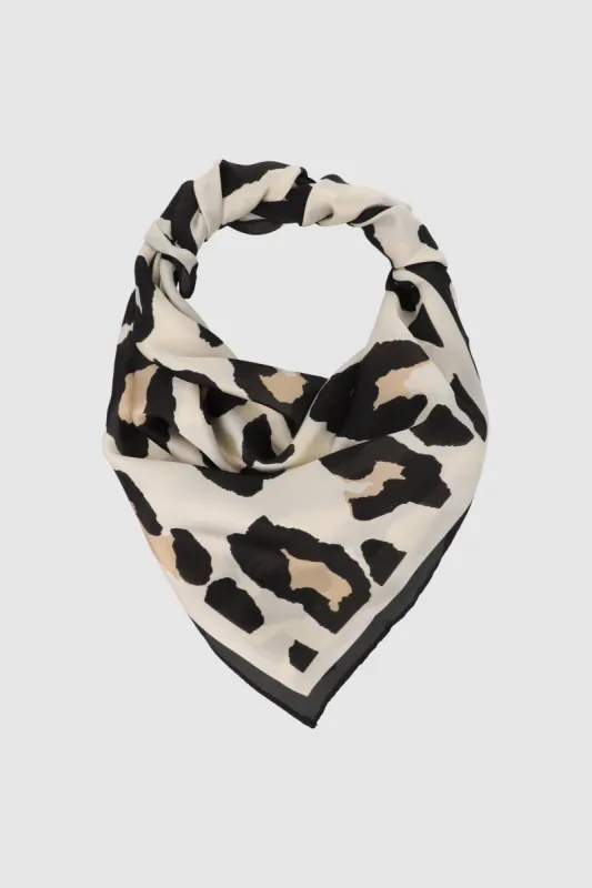 PaƱuelo animal print sold by Shasa