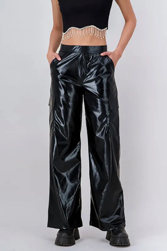 Pantalón efecto piel cargo sold by Shasa