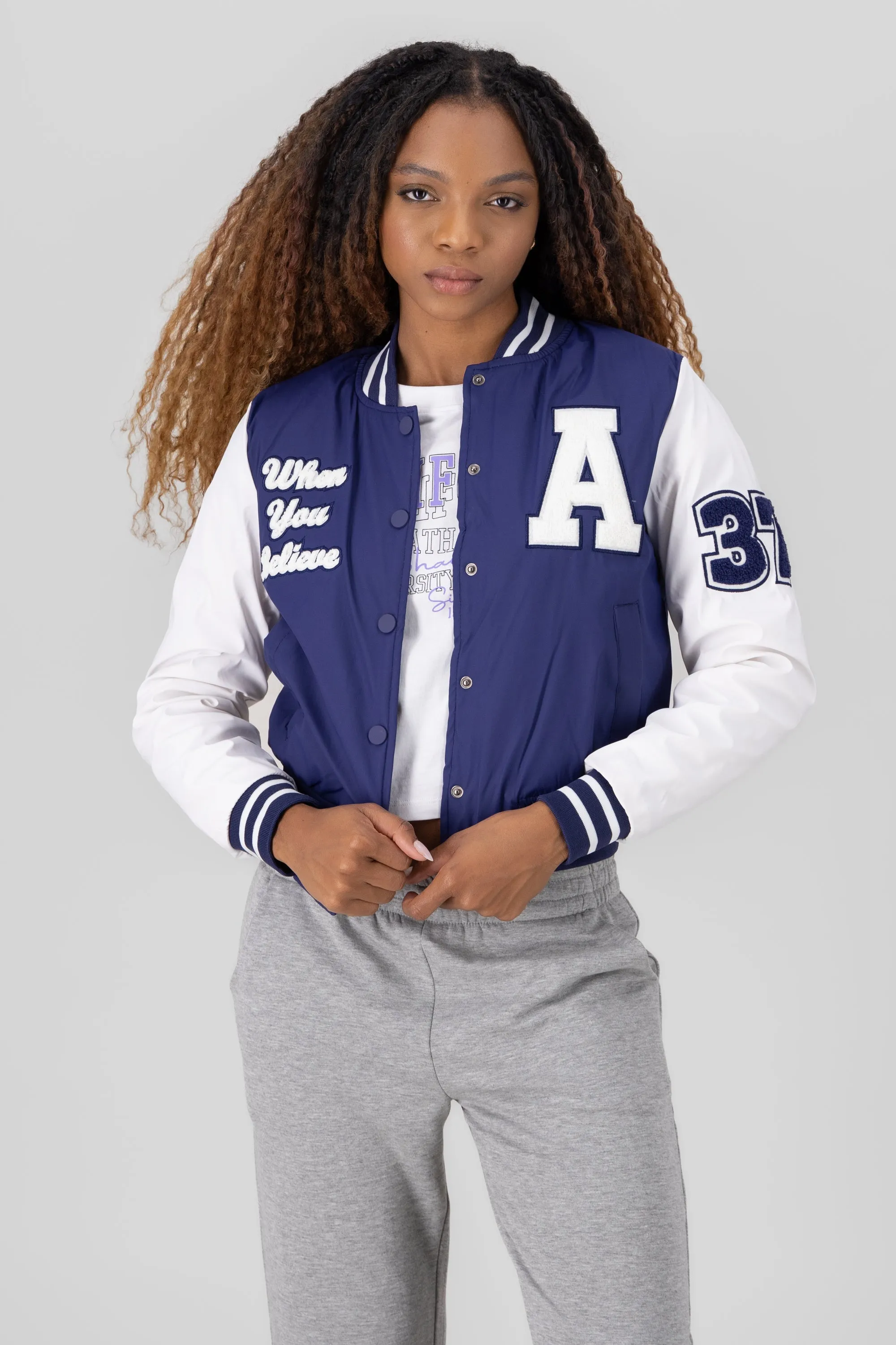 Bomber letras manga larga sold by Shasa