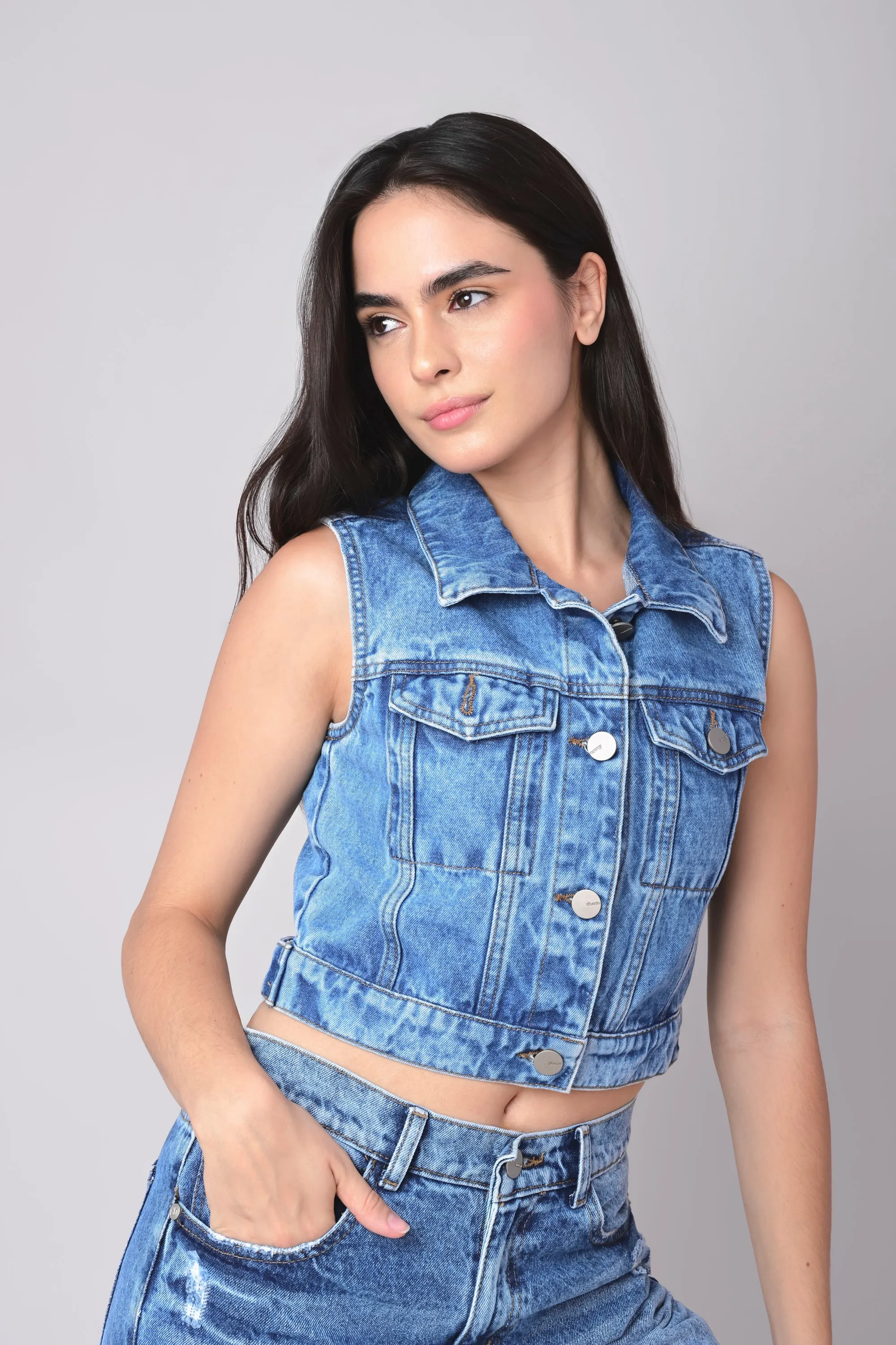 Chaleco crop denim sold by Shasa
