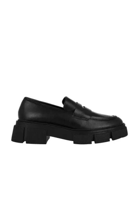 Loafers chunky suela dentada sold by Shasa