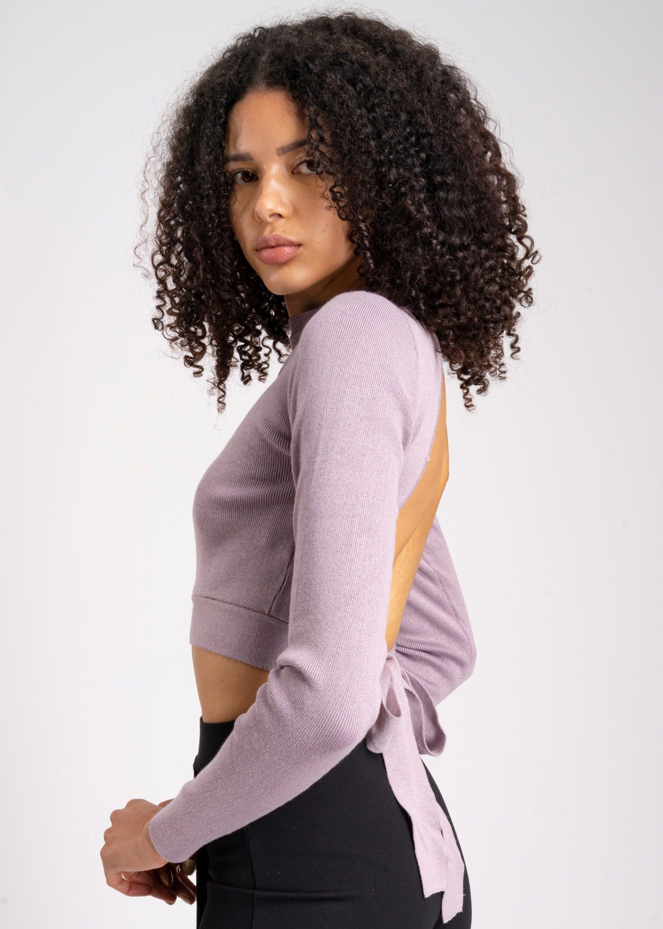 Suéter crop escote espalda detalle cinta sold by Shasa