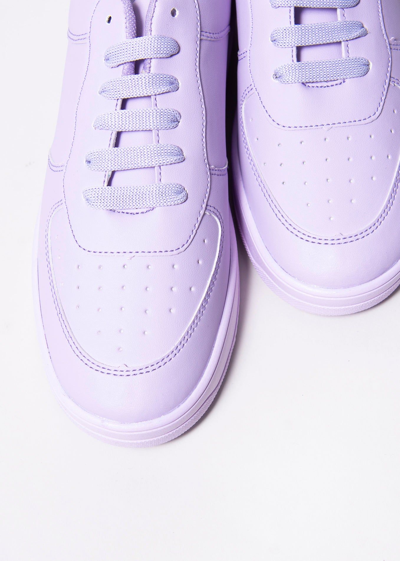 Tenis retro casual diseño perforado sold by Shasa product image thumbnail 3