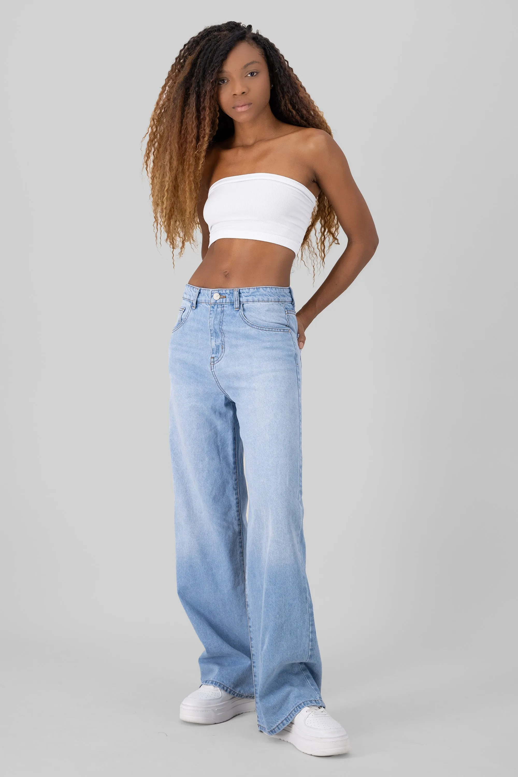 Jeans wide leg con desgaste sold by Shasa