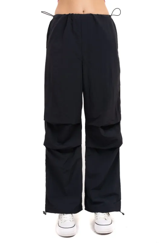 Pantalón parachute bolsas sold by Shasa
