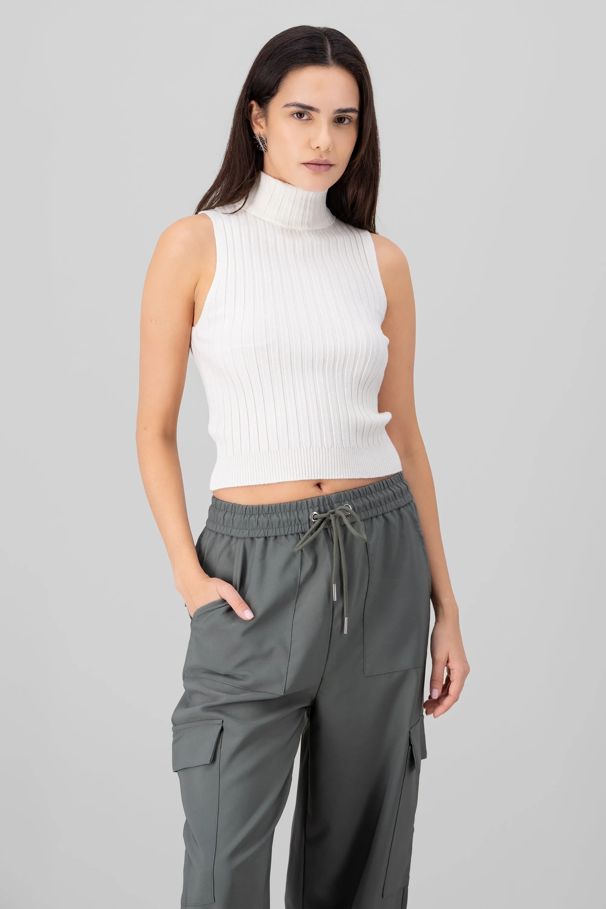 Top sin mangas tejido cuello alto sold by Shasa