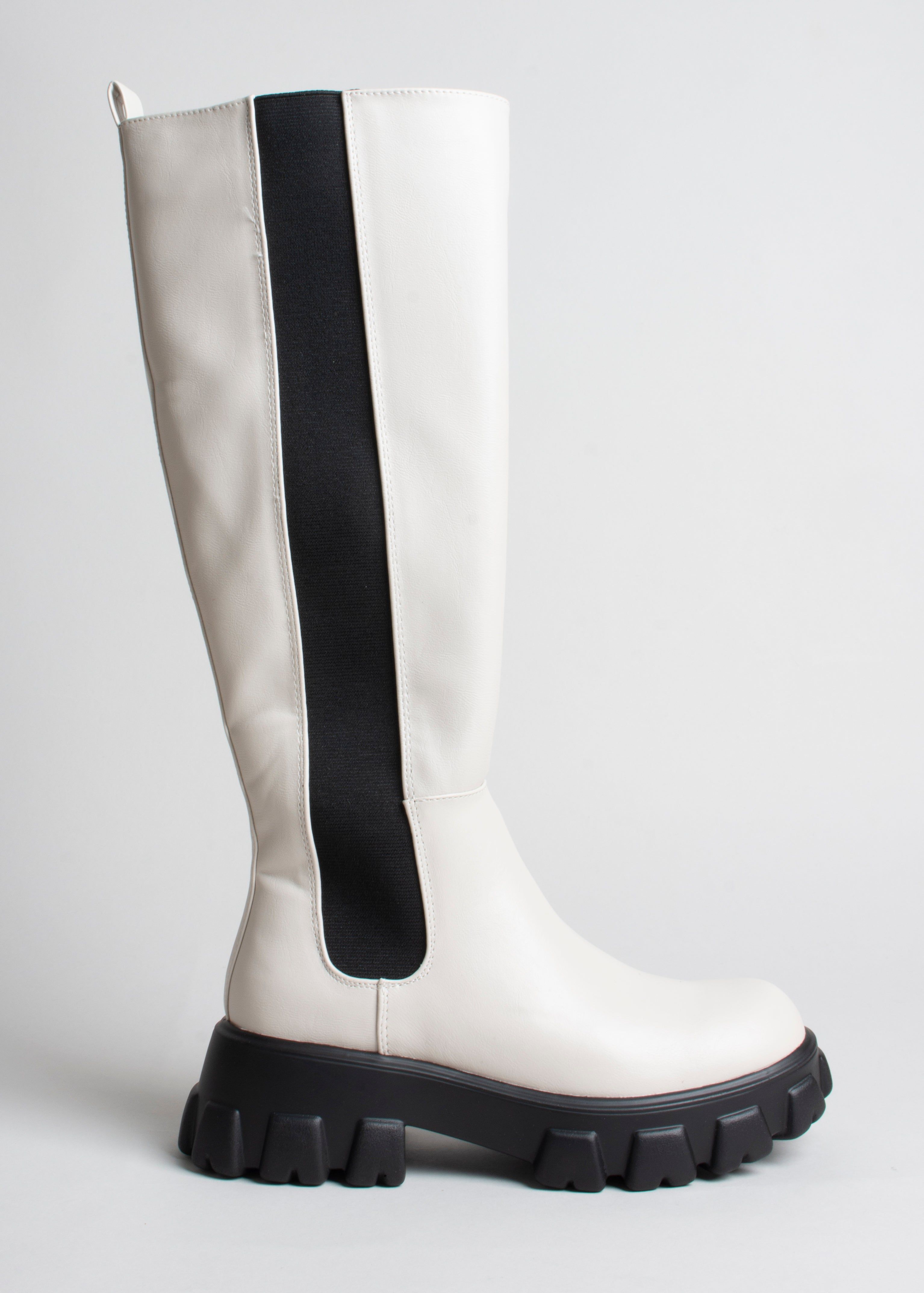 Bota alta efecto piel sold by Shasa