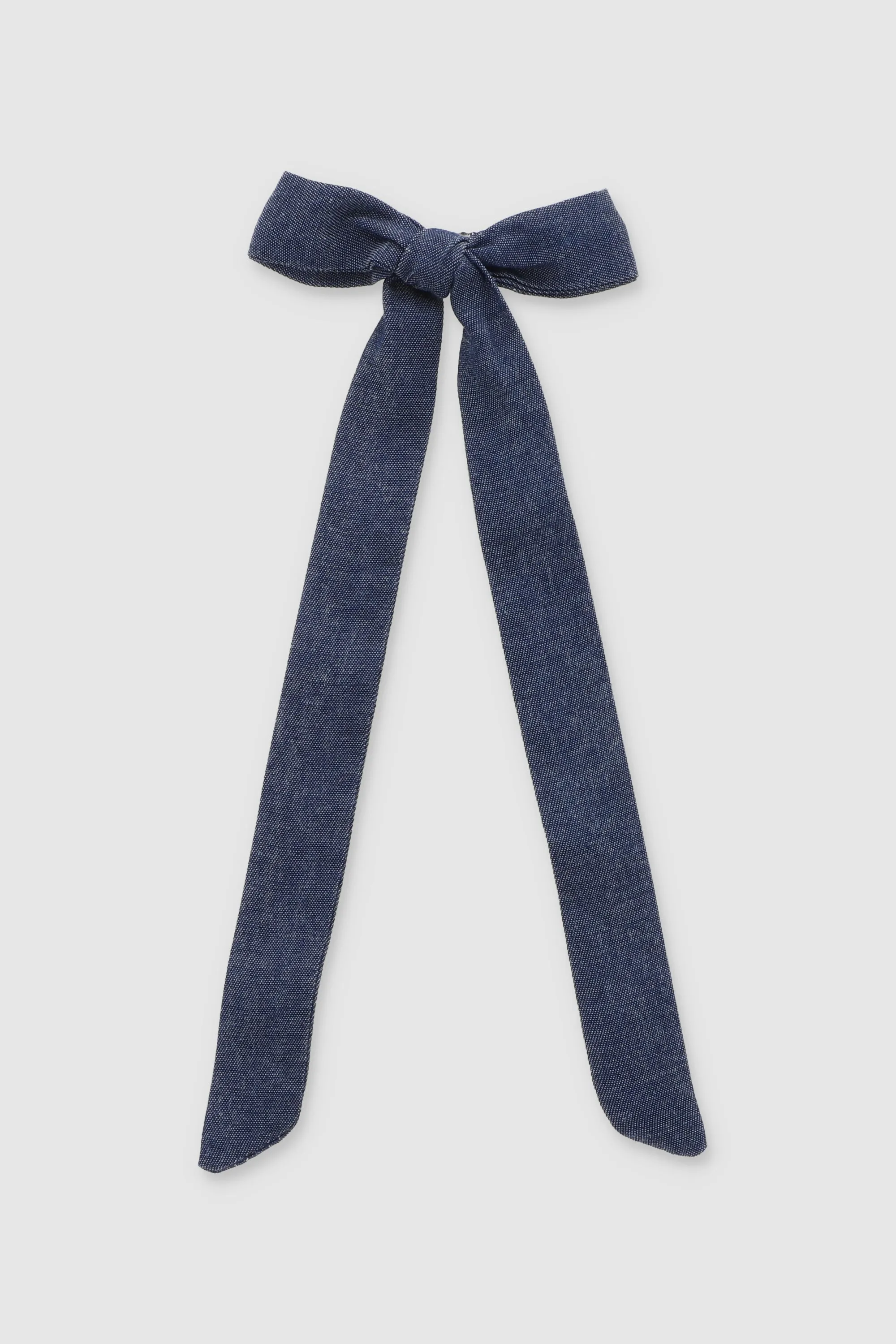 Broche metálico moño denim sold by Shasa