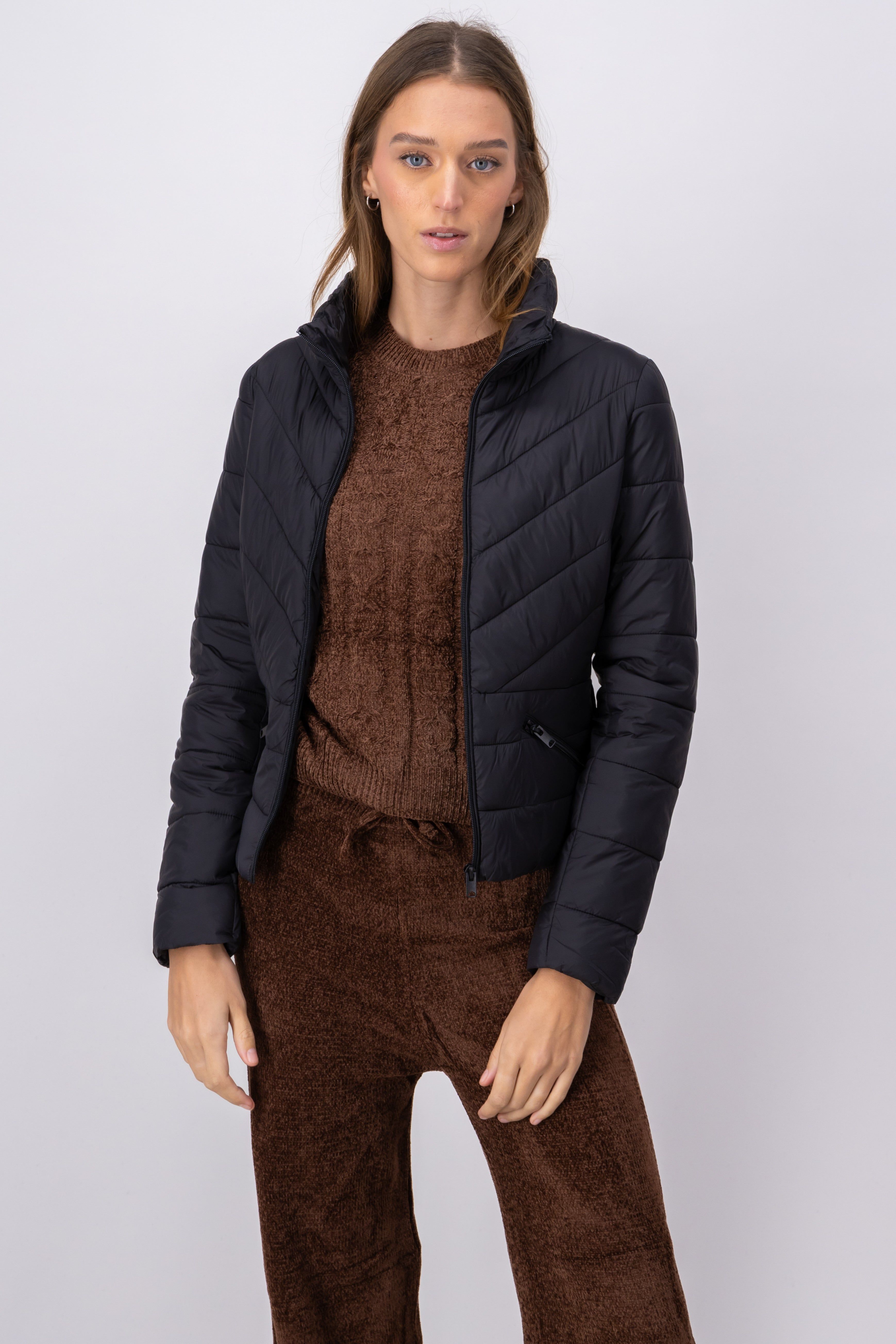 Chamarra capitonada cuello alto sold by Shasa