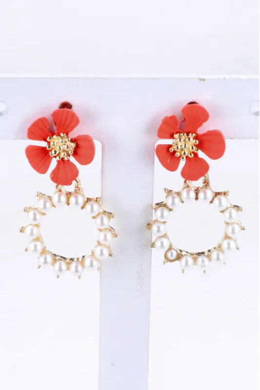 Aretes Flor Circulo Perlas sold by Shasa
