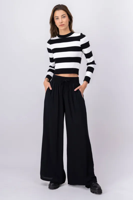 Pantalón fluido cintura ancha sold by Shasa