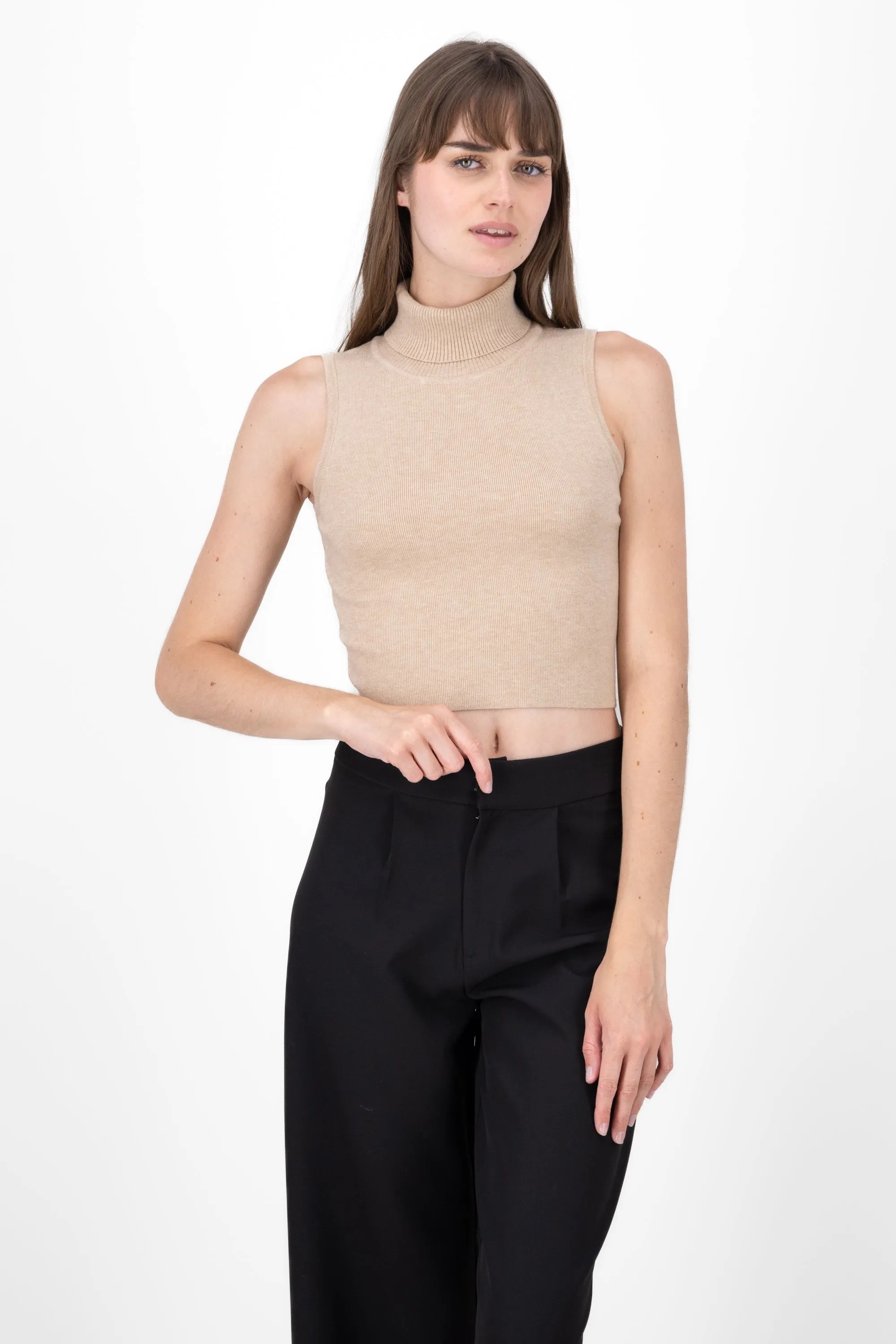 Top tejido cuello alto sin mangas sold by Shasa