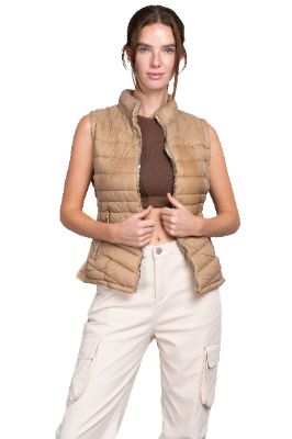 Chaleco capitonado cuello alto sold by Shasa