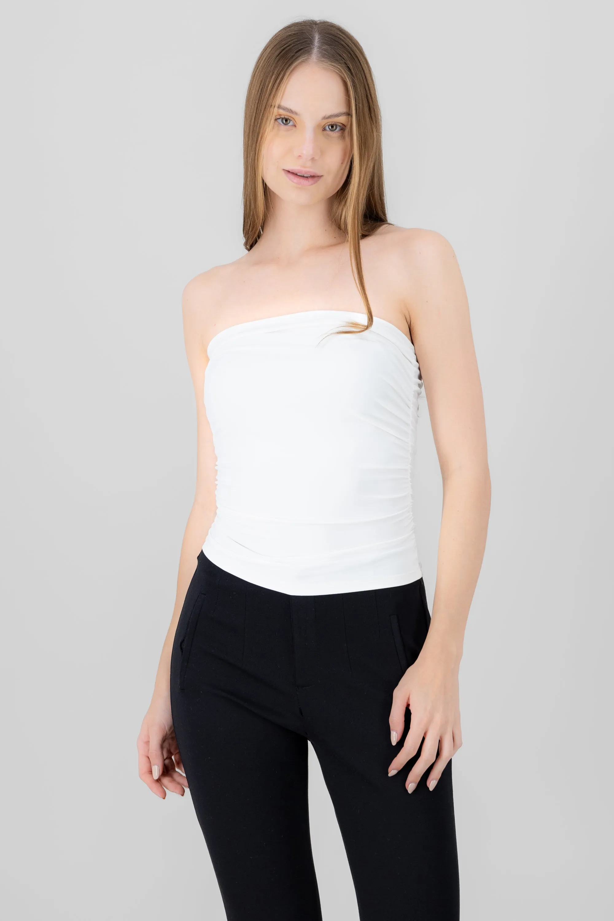 Top liso con frunce suave sold by Shasa