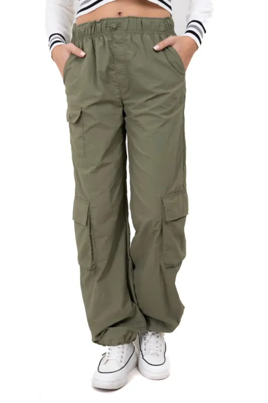 Pantalón parachute triple bolsillo sold by Shasa