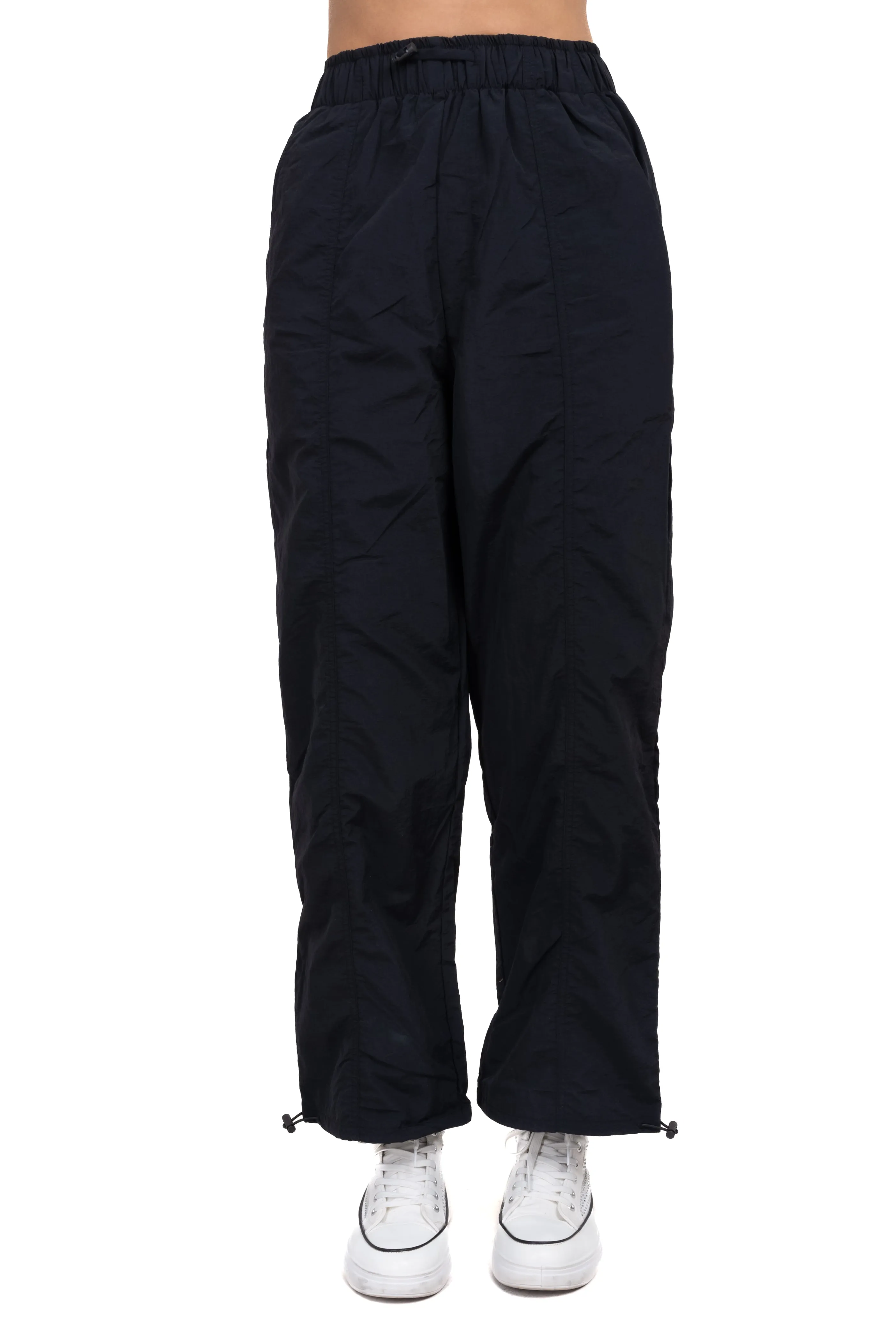 Pantalón parachute cintas bolsas sold by Shasa