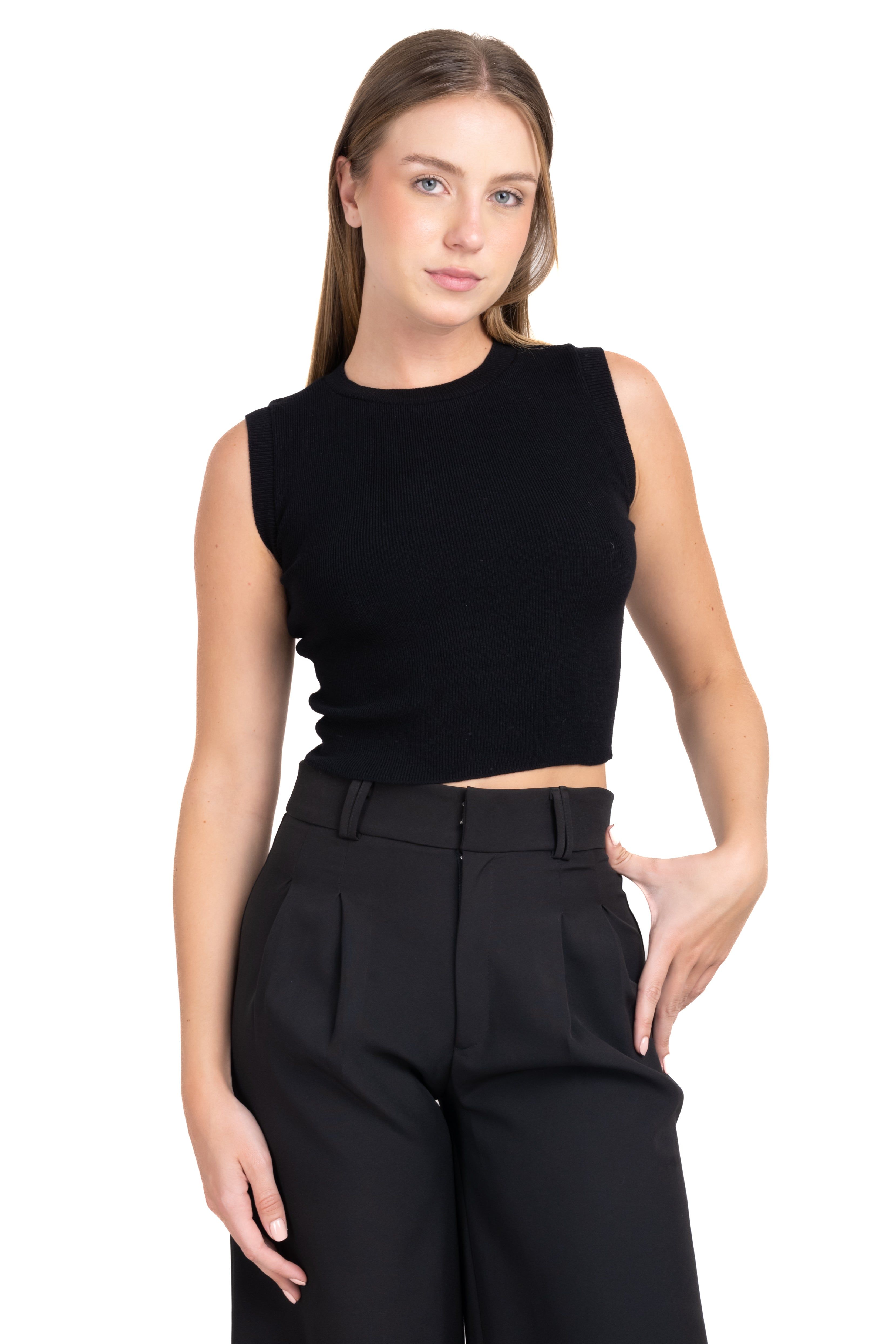 Top tejido ligero cuello redondo sold by Shasa