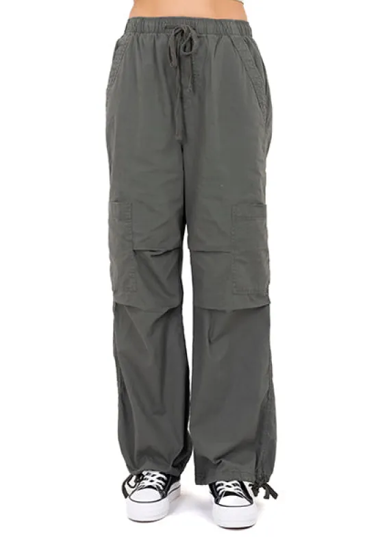 Pantalón parachute liso cargo sold by Shasa