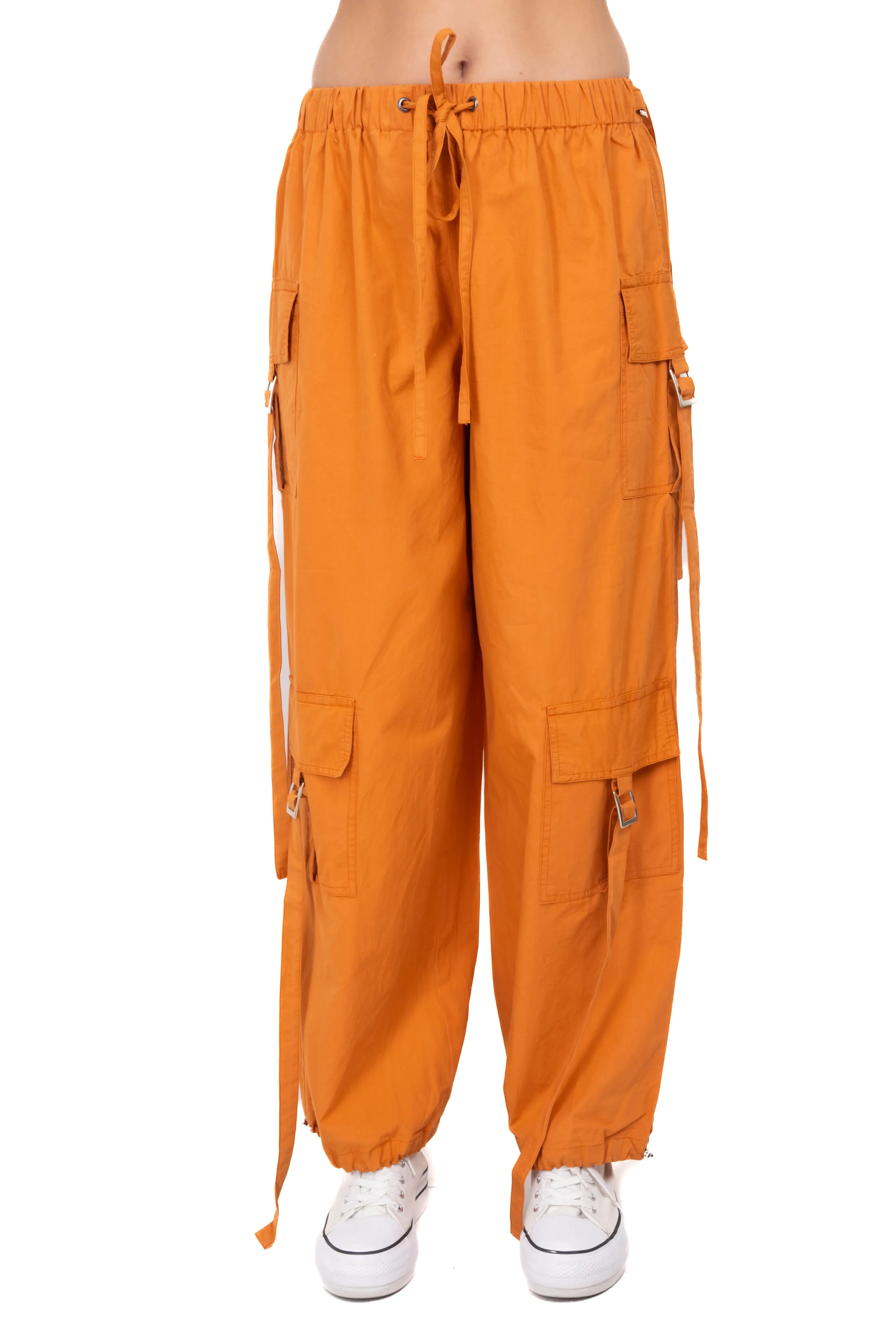 Pantalón parachute bolsos cargo sold by Shasa