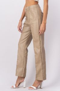 Pantalón recto efecto piel sold by Shasa