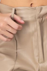 Pantalón recto efecto piel sold by Shasa