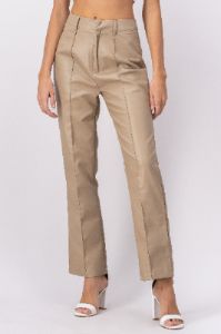 Pantalón recto efecto piel sold by Shasa