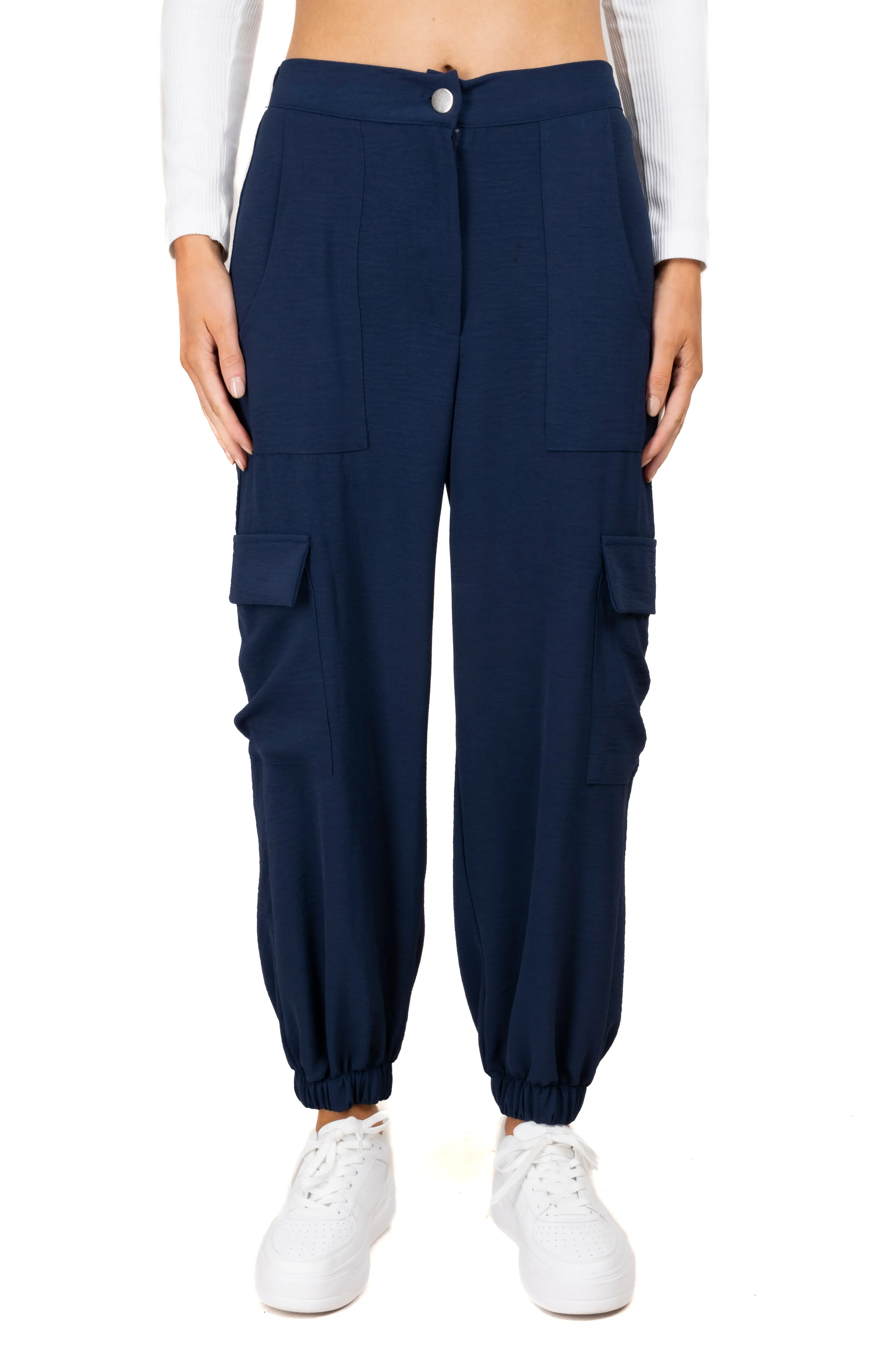 Pantalón jogger bolsillos maxi sold by Shasa