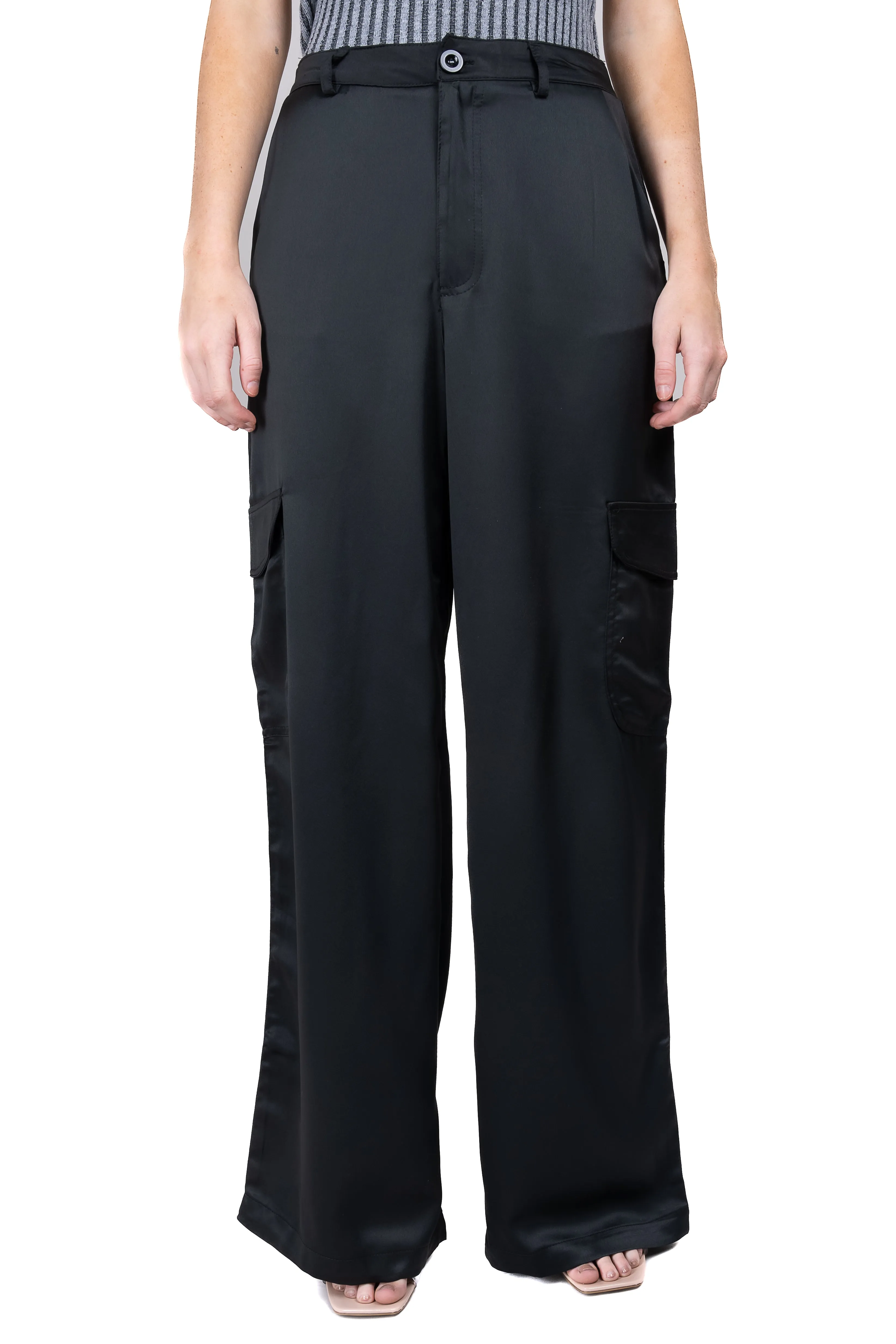 Pantalón cargo efecto satinado sold by Shasa