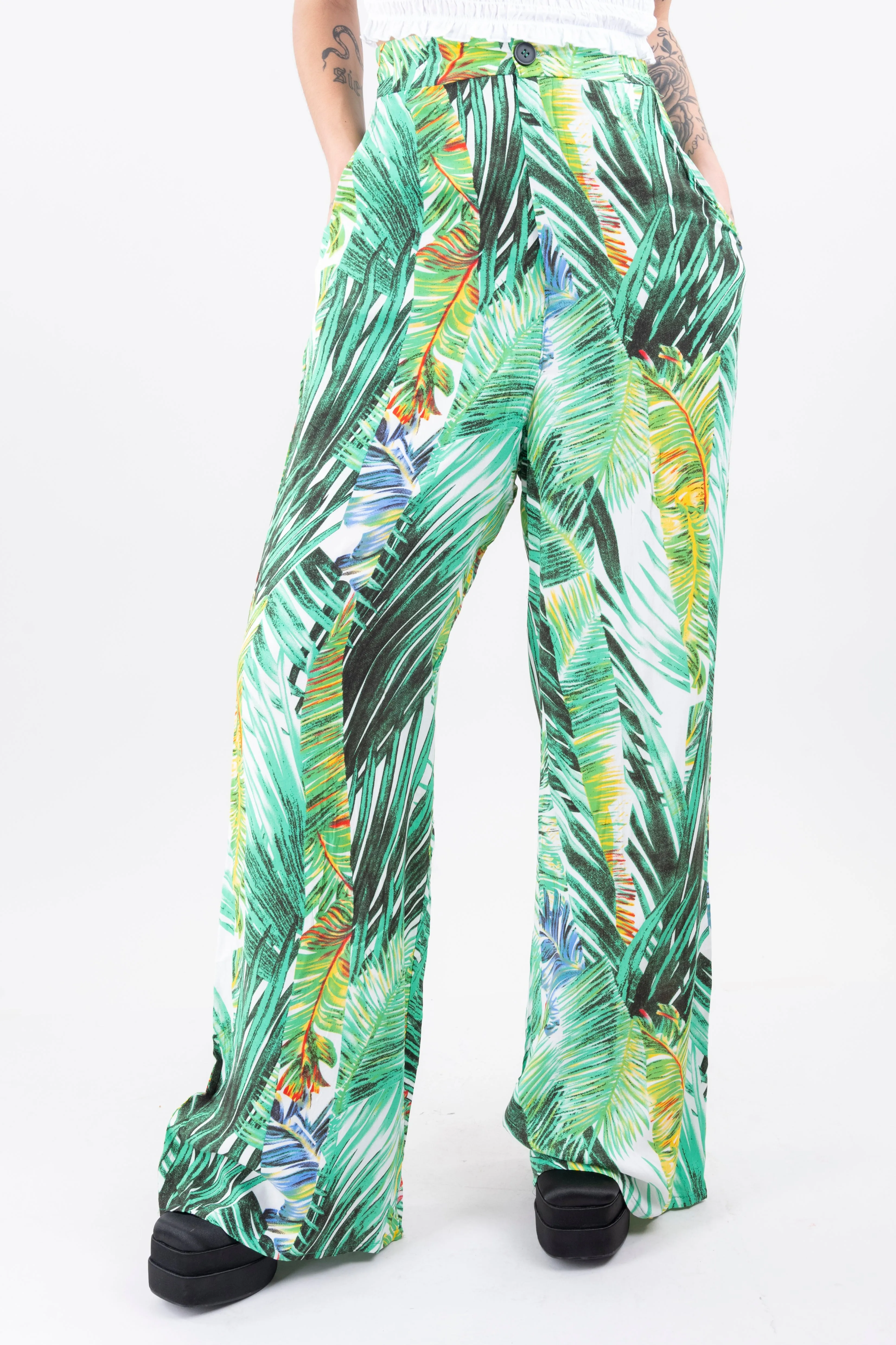 Pantalón recto estampado hojas sold by Shasa