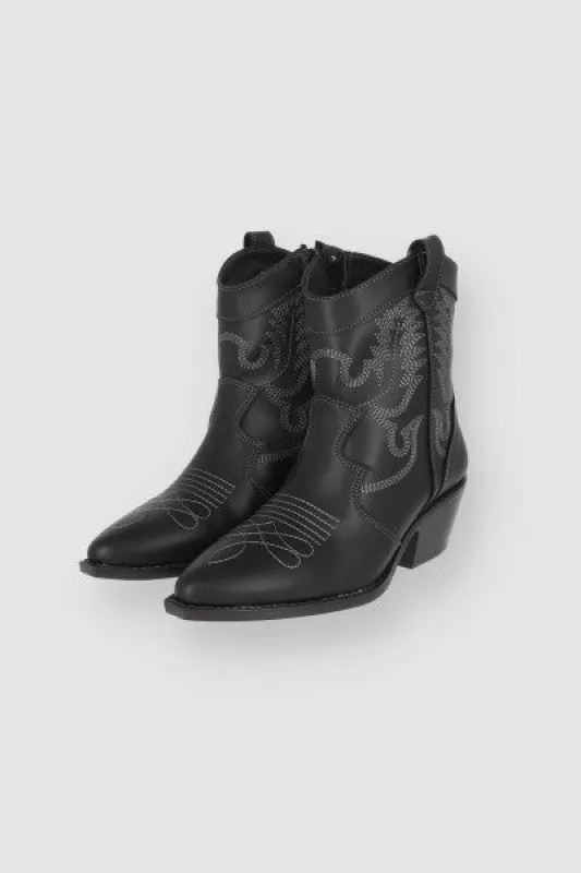 Bota Vaquera Pu Bordado sold by Shasa
