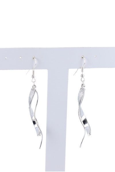 Aretes remolino brillos sold by Shasa