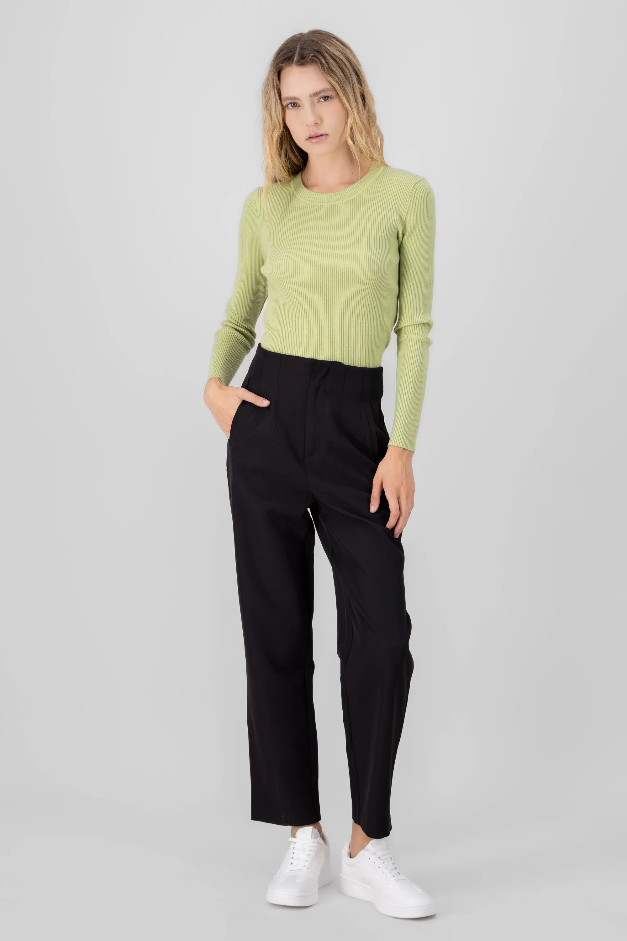 Pantalon de vestir con pinzas sold by Shasa