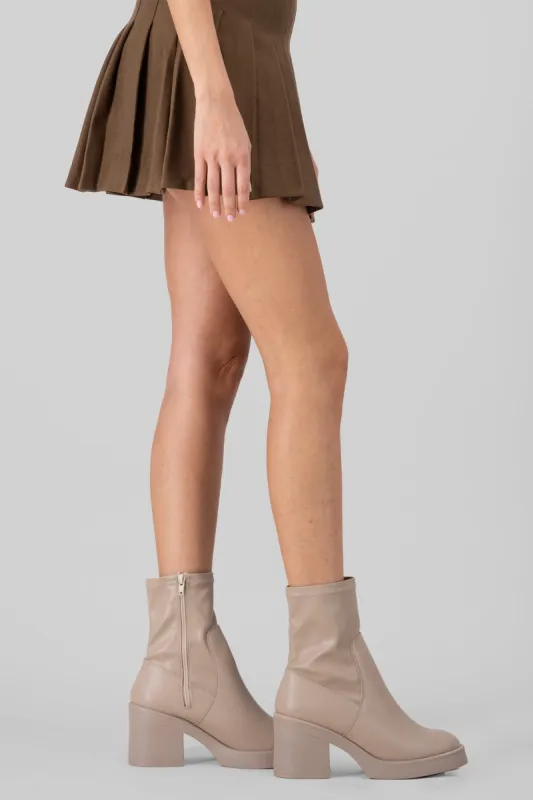 Botin casual stretch sold by Shasa