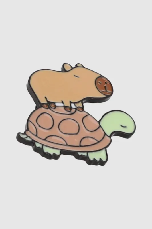 Pin capibara en tortuga sold by Shasa