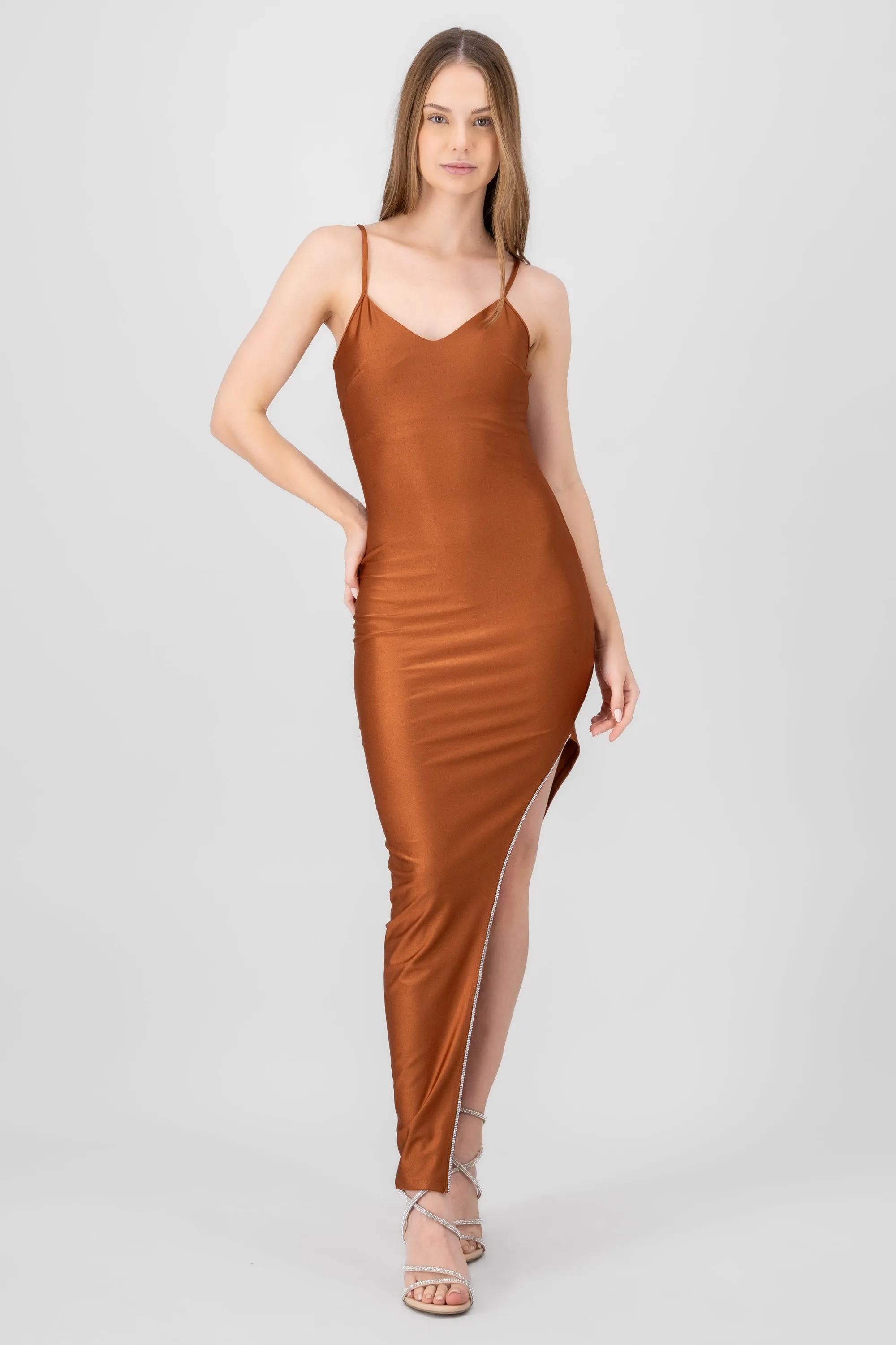 Maxi vestido liso escote brillos sold by Shasa